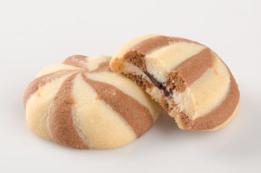 Beyaz arka plan üzerinde çikolata tanımlama bilgilerini veya ezmesi kurabiye.