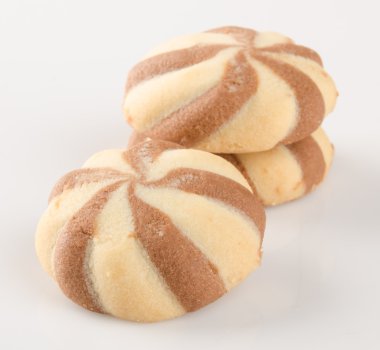 Beyaz arka plan üzerinde çikolata tanımlama bilgilerini veya ezmesi kurabiye.