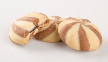 Beyaz arka plan üzerinde çikolata tanımlama bilgilerini veya ezmesi kurabiye.