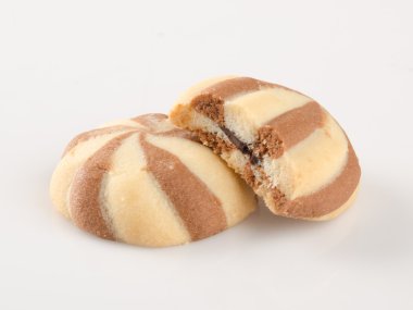 Beyaz arka plan üzerinde çikolata tanımlama bilgilerini veya ezmesi kurabiye.