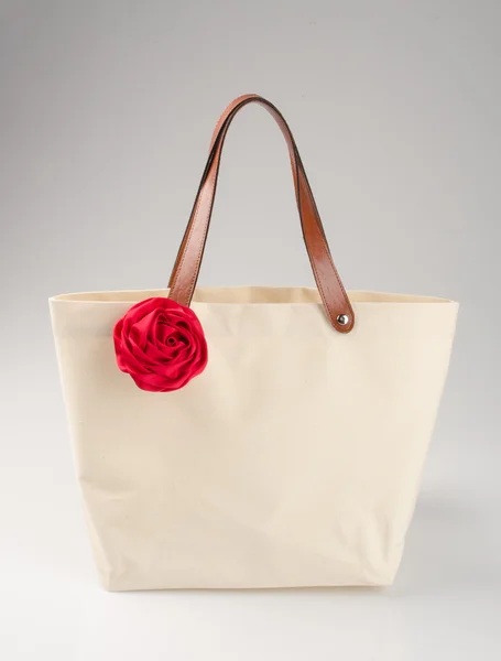 Bolso o bolso de compras con rosa en el fondo . — Foto de Stock