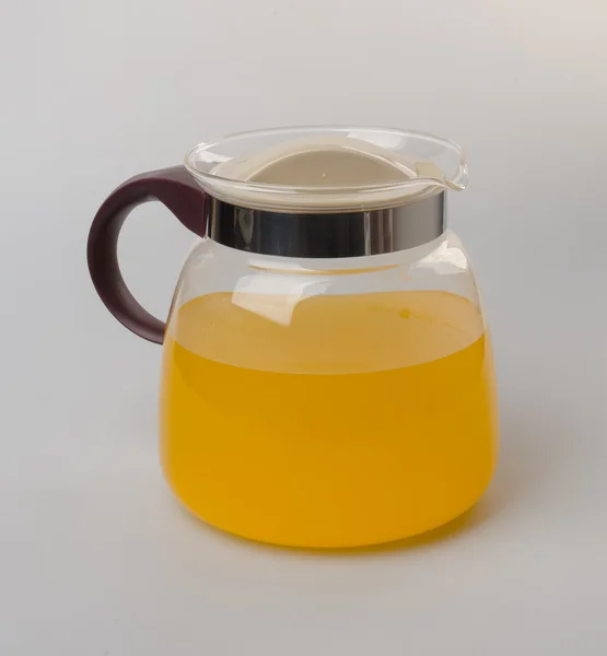 El jugo de naranja en el frasco sobre el fondo . — Foto de Stock