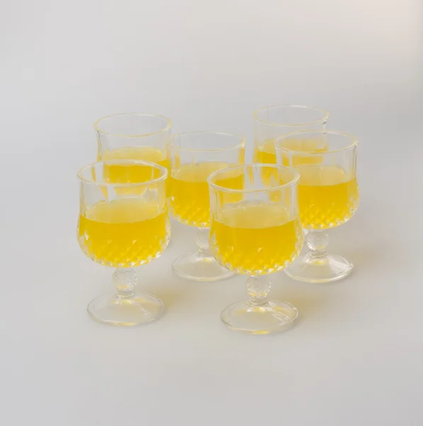 Succo d'arancia in bicchieri su sfondo bianco . — Foto Stock