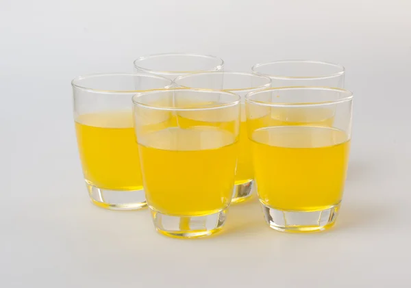 Apelsinjuice i glas på vit bakgrund. — Stockfoto