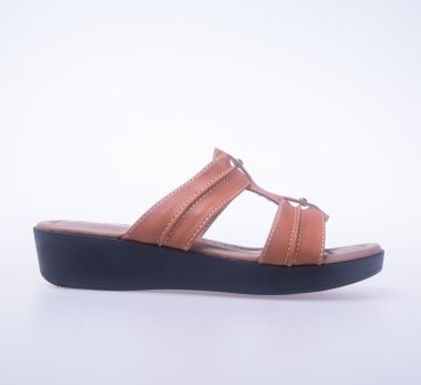 Ayakkabı. Bir arka plan üzerinde kahverengi renk moda kadın ayakkabı.