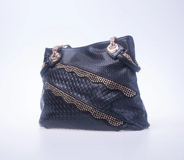 Bolsa. Bolso de mujer de moda de color negro sobre fondo . — Foto de Stock