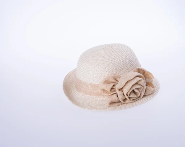 Sombrero para dama o sombrero de paja bonita con flor . — Foto de Stock