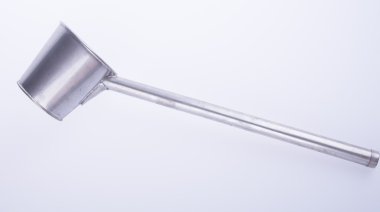 Kepçe veya bir arka plan üzerinde metalik kepçe.