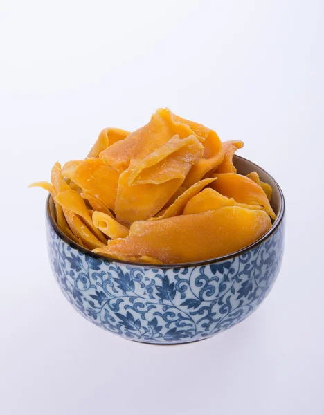 Mango torr i skål eller torkade mango skivor. — Stockfoto