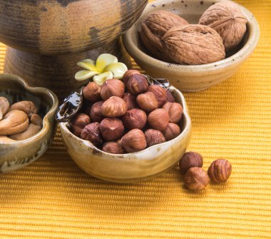 Kafayı yemiş. arka planında karışık Kuruyemiş