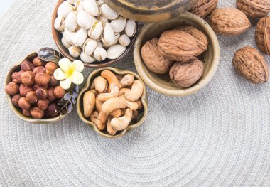 Kafayı yemiş. arka planında karışık Kuruyemiş