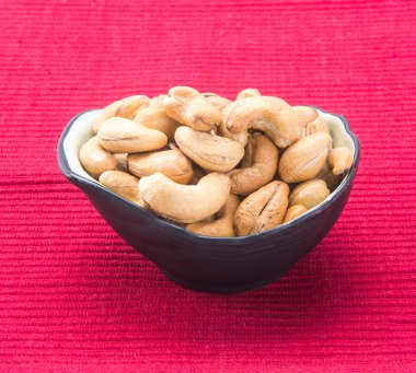 Kafayı yemiş. arka planda kaju fıstığı