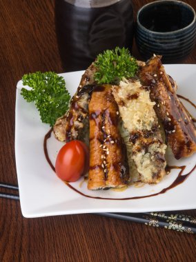 Japon mutfağı. Unagi veya arka planda yılan balığı