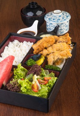 Japon mutfağı. Öğle Yemeği kutu set arka planda