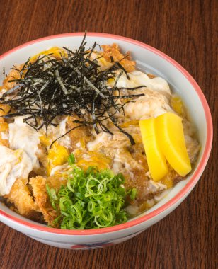 Japon mutfağı. kızarmış tavuk pilav ve arka plan üzerinde