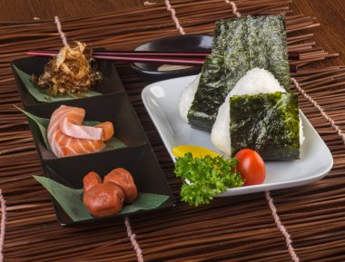 Japon mutfağı. onigiri veya arka planda pirinç