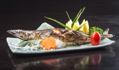 Japon mutfağı. arka planda kızarmış balık