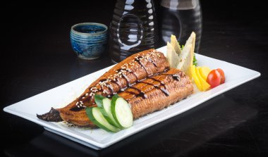 Japon mutfağı. Unagi veya arka planda yılan balığı