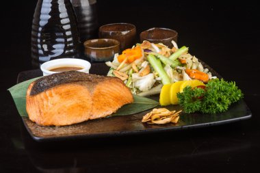 Japon mutfağı. arka planda kızarmış balık