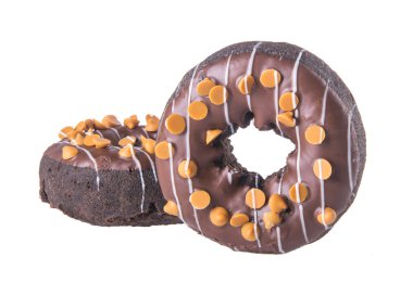 Beyaz arka planda çikolatalı çörekler.