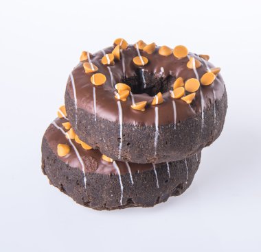 Beyaz arka planda çikolatalı çörekler.