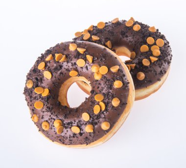 Beyaz arka planda çikolatalı çörekler.