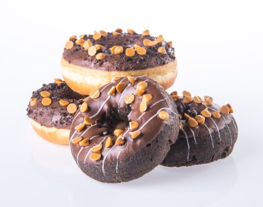 Beyaz arka planda çikolatalı çörekler.