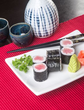 Japon mutfağı. Arka planda suşi var.