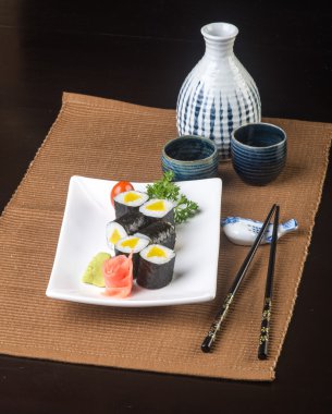 Japon mutfağı. Arka planda suşi var.