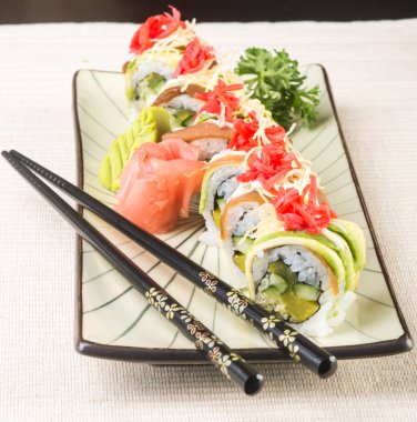 Japon mutfağı. Arka planda suşi var.