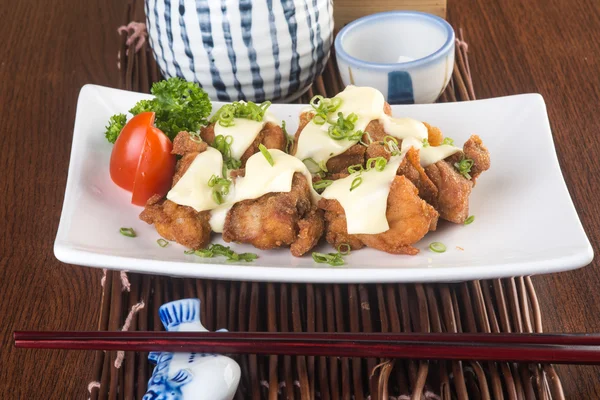 Japanische Küche. gebratenes Hühnchen auf dem Hintergrund — Stockfoto