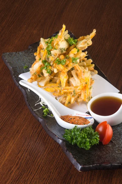 Japanse keuken. TEMPURA. diepe gebakken mix plantaardige op de backg — Stockfoto