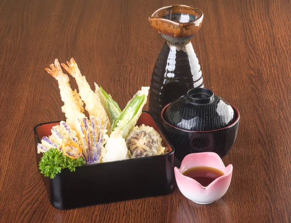 日本料理。天ぷら。深い揚げたミックス野菜、背景に隠れて — ストック写真