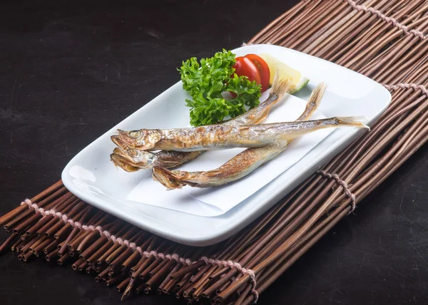 Cucina giapponese. pesce fritto sullo sfondo — Foto Stock