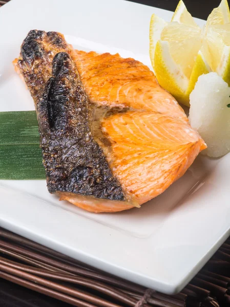 Cuisine japonaise. poisson frit sur le fond — Photo