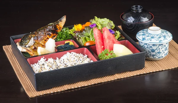 Japansk mat. lunch box set i bakgrunden — Stockfoto