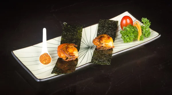 Japon mutfağı. arka planda kabuk balık ızgara — Stok fotoğraf
