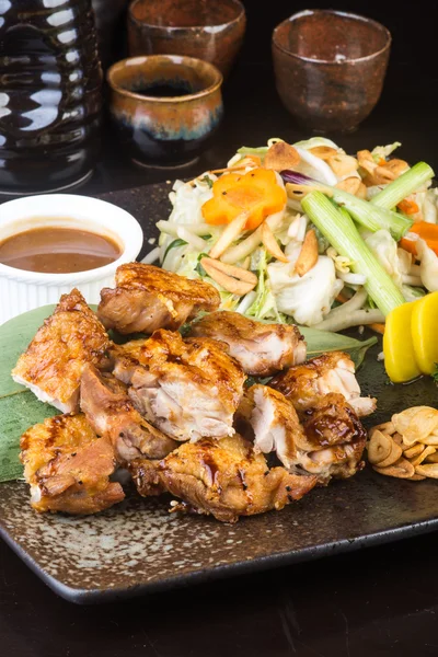 Cocina japonesa. pollo a la parrilla en el fondo — Foto de Stock