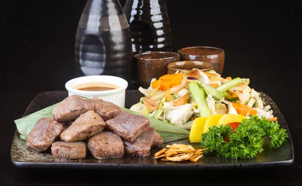 Japanse keuken. rundvlees kubus op de achtergrond — Stockfoto