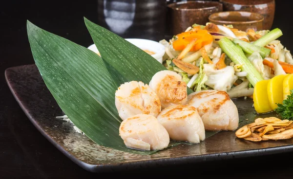 Japon mutfağı. arka planda kabuk balık ızgara