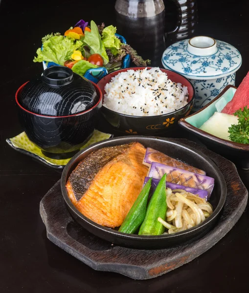 Japanese cuisine. hot plate fish on the background — Stock Photo, Image