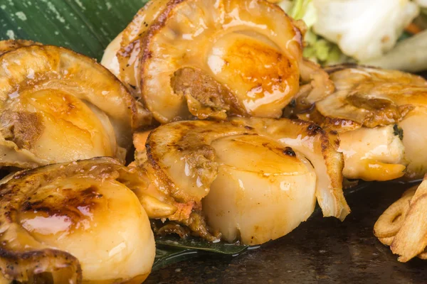 Cucina giapponese. pesce guscio alla griglia sullo sfondo — Foto Stock