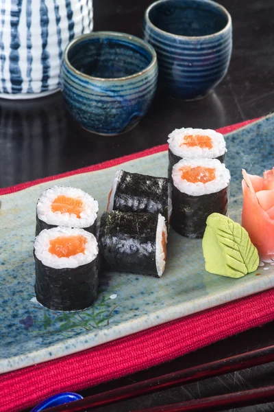 Japansk mat. sushi på bakgrunden — Stockfoto