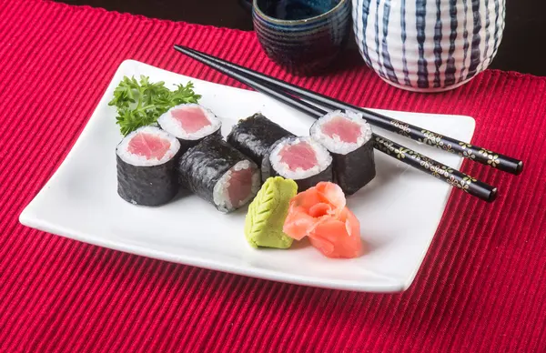 Japanse keuken. sushi op de achtergrond — Stockfoto