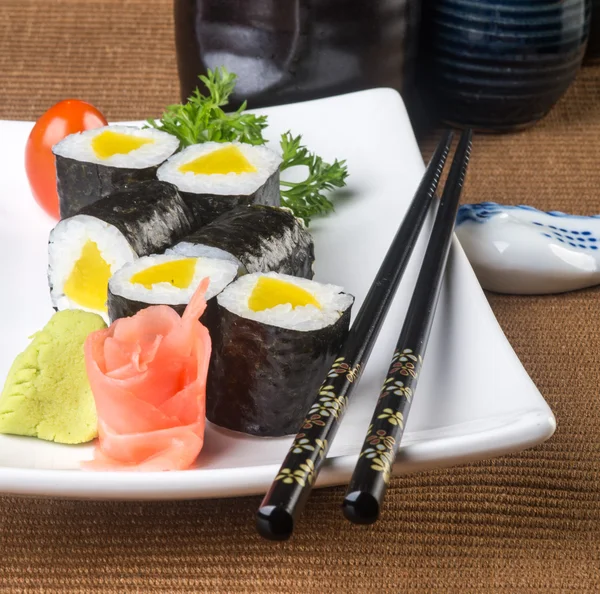 Japansk mat. sushi på bakgrunden — Stockfoto