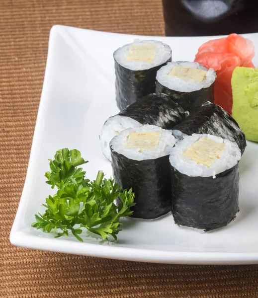 Japanse keuken. sushi op de achtergrond — Stockfoto