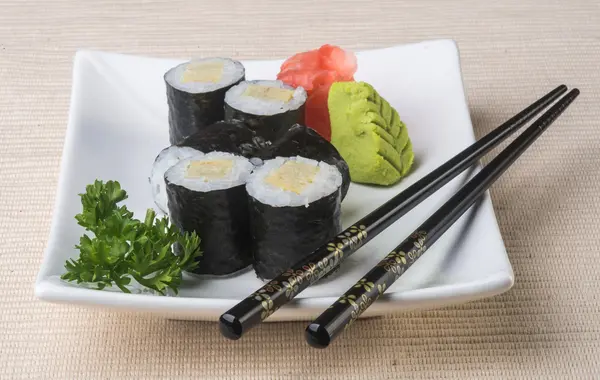 Japanse keuken. sushi op de achtergrond — Stockfoto