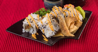 Japon mutfağı. Arka planda suşi var.