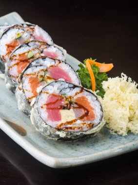 Japon mutfağı. Arka planda suşi var.