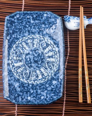 yemek çubukları. arka planda iki chopssticks